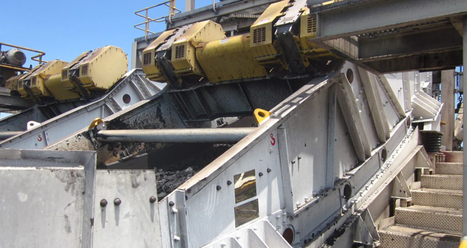 What is the efficiency of a vibrating screen?